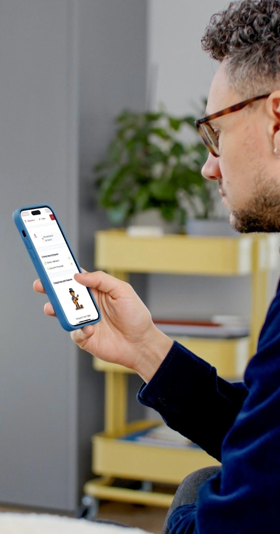 Человек работает с Telegram-ботом на смартфоне